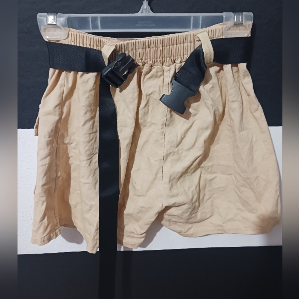 Women Beige cargo elastic shorts - Picture 5 of 10